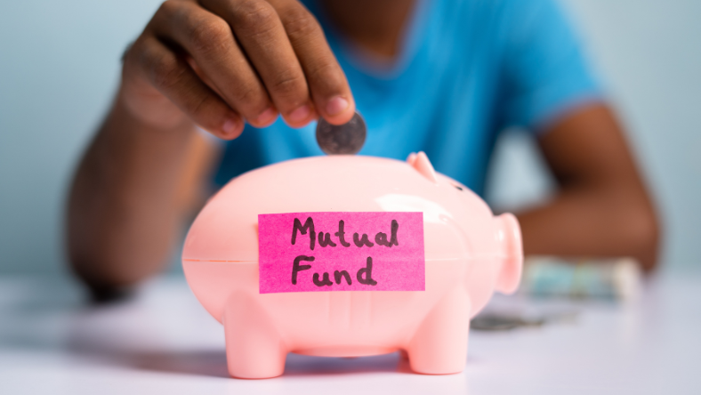 Pink piggy bank with mutual fund sticky note